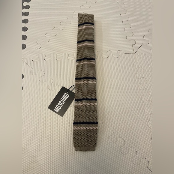 NWT Moschino Knit Tie 100% Silk Made in Italy Tan Navy Blue Stripe - Picture 3 of 10
